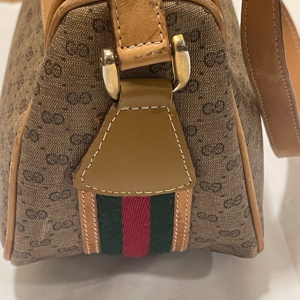 Gucci Vintage 1970’s-1980’s C monogram Call outs are peeling on inside and strap - Picture 5 of 14